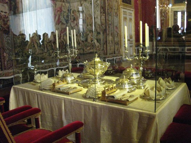 食器もきらきら。