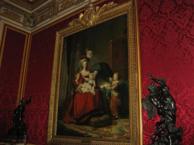 アントワネットと3人の子ども。<br />亡くなったり離れ離れになったり…可哀想にも思える、家族の像。