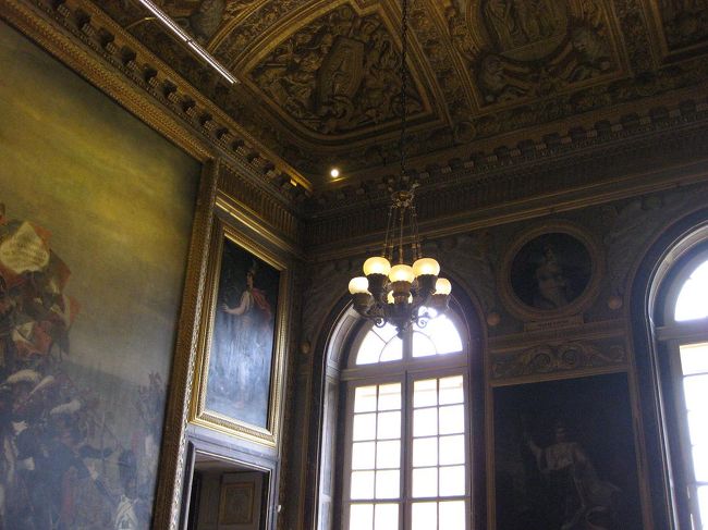 シャンデリアも控えめ？