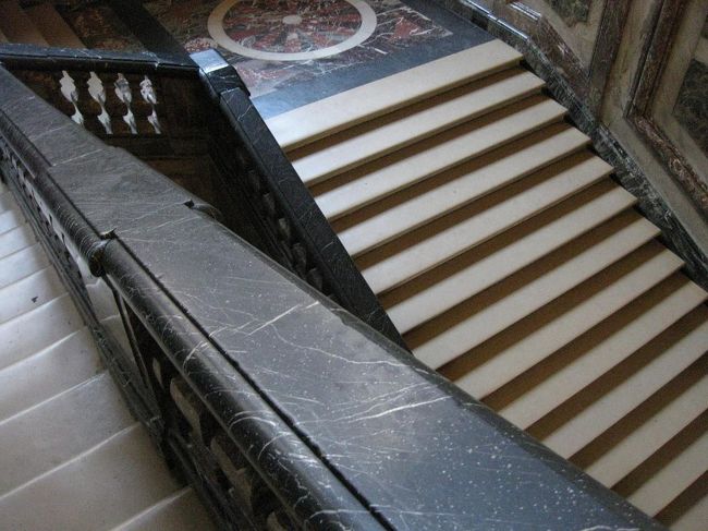 これで見学はおしまいです。<br />広くて豪華な宮殿に、足も頭もくらくらです。