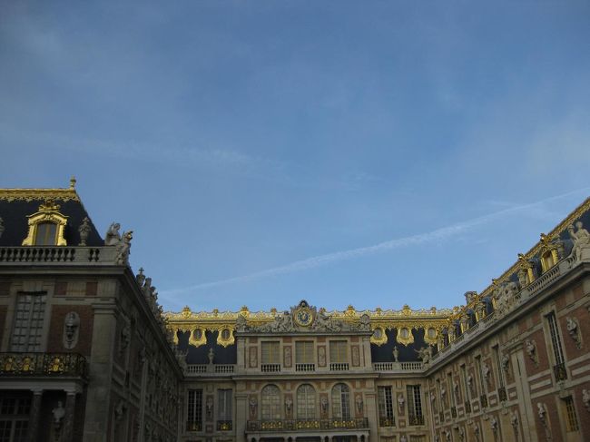 いったん外に出て、集合場所の確認の後に自由行動です。<br />ここからは庭に出て、出口へと繋がっています。<br />そこに出てしまうと、もう中のお店はみられないので、買い物する方は最初にどうぞということでした。