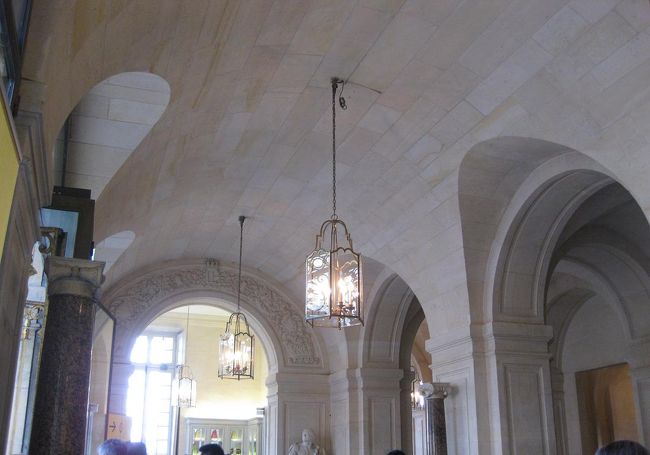 なので、いったんまた中に入ってお買い物。<br />ラデュレもここにありました。（この奥）<br />日本人でいっぱい。<br />ラデュレでは後日買い物予定なので、ここでは買いませんでした。<br />絵葉書のみ購入。