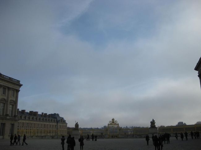 短い自由時間、やはりちょっとでも庭を見なければということで、裏側へ向かいます。