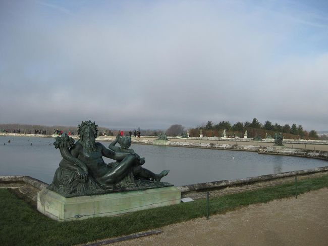 妙に気になる像。