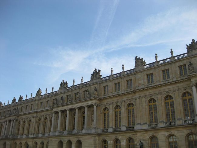 庭のほうから見た宮殿。<br />真ん中が鏡の間です。