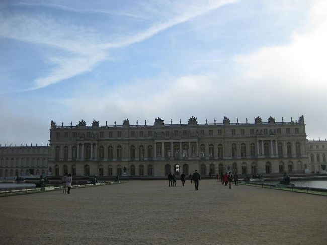 思えば、すごく小さい頃に憧れたお姫様とかお城とか天蓋付きのベッドとか、全部このベルサイユで見たものそのままですね。<br />ふわっと広がっているドレスとか。豪華な飾りとか。<br /><br />今となっては、全部「大変そう…」としか感じないあたり、年とったってことですね（汗）