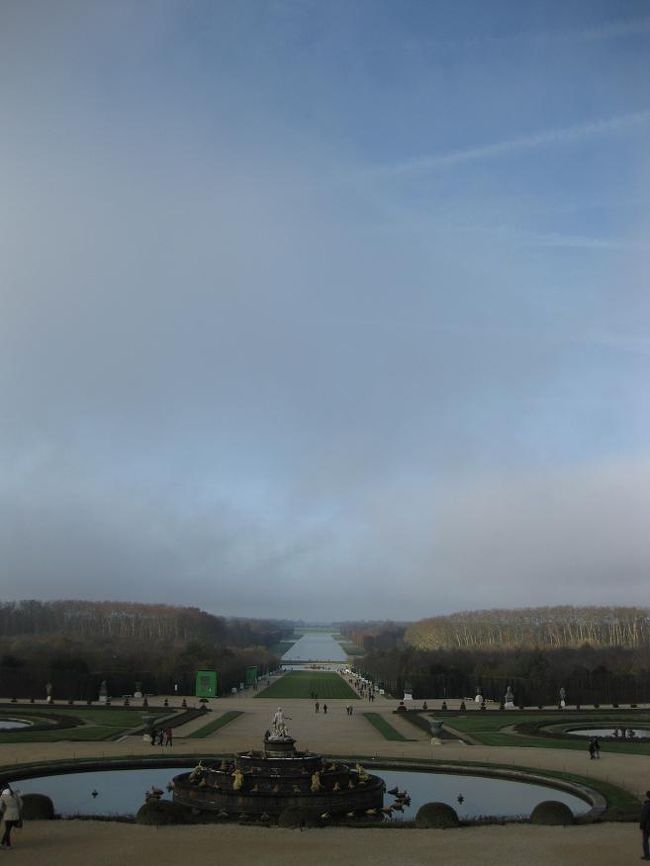 広い広い広すぎる庭。<br />豪華な宮殿と、広い庭。これじゃあ民衆は怒りますね。