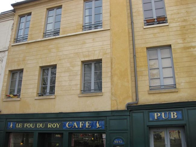 お昼は、こちらのレストランで。<br />宮殿のすぐ横です。