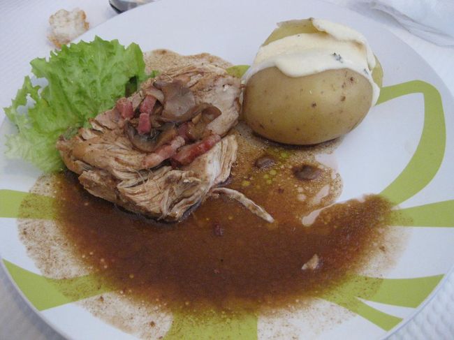 メイン。今度はチキンです。<br />ソースがおいしい！ごはんにかけて食べたい…。<br /><br />これでツアーについているごはんは最後なのですが、メインは結局牛・豚・鳥肉、魚と全部出ました。