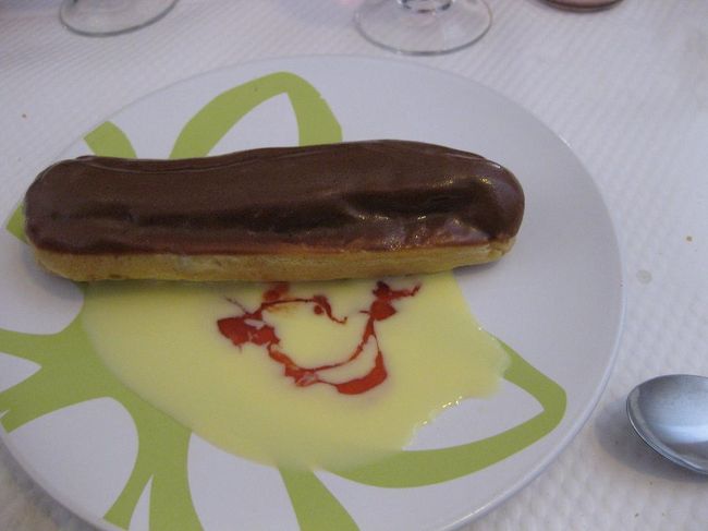 デザートのエクレア。<br /><br />お会計で、小銭がいっぱいあったので、運んでくれたお兄さんにチップとして渡しました。（20セントくらい）<br />でもそれだけでかなり喜んでくれて、逆に申し訳ない気分が…（日本人）