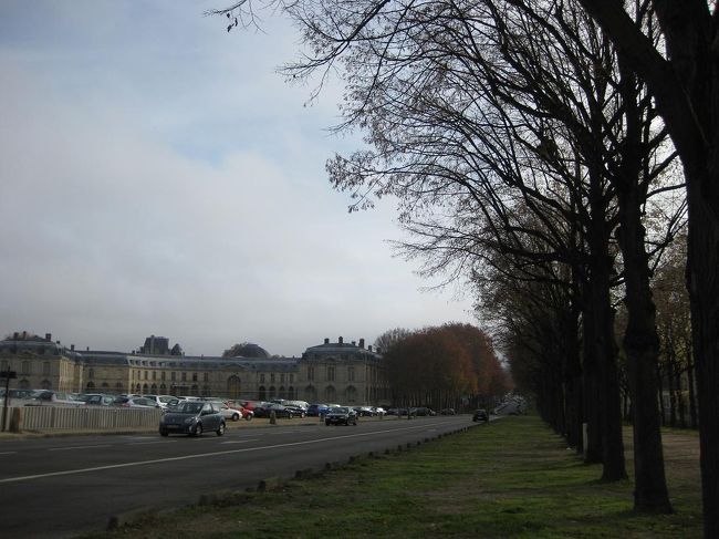 レストラン前の通り。<br />再びバスに乗って、パリへ戻ります。