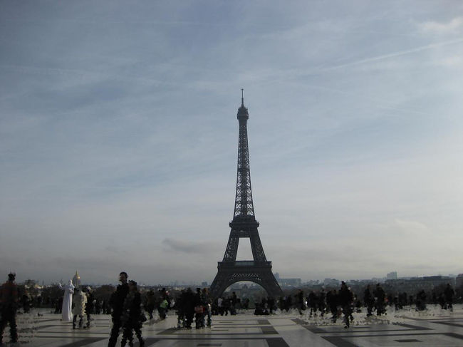 トロカデロで10分間の撮影時間です。<br />ここはスリが多いので、貴重品は全部バスに置いていってくださいと言われ、カメラだけ持って降りました。<br />（バスにガイドさんと添乗員さんが残って見ててくれます）<br /><br />見晴らしがいいです。<br />朝反対側からは見ましたが、ここからのエッフェル塔もまた違っていいです。<br />ここには小さなエッフェル塔売っている黒人の方や、パフォーマーの方などたくさんいました。<br />何度か声をかけられましたが、すべて「Non」で通りすぎました。