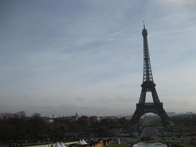 広場にはクリスマスマーケットの小さな小屋がずらりと並んでいます。<br />この時期はまだ開いていませんでした。<br />12月からでしょうか。