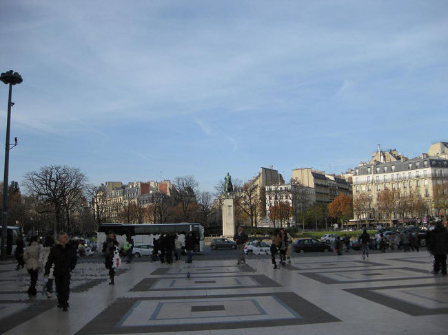 トロカデロ広場。<br />カフェがたくさん並んでいます。<br />バスに乗って、出発。