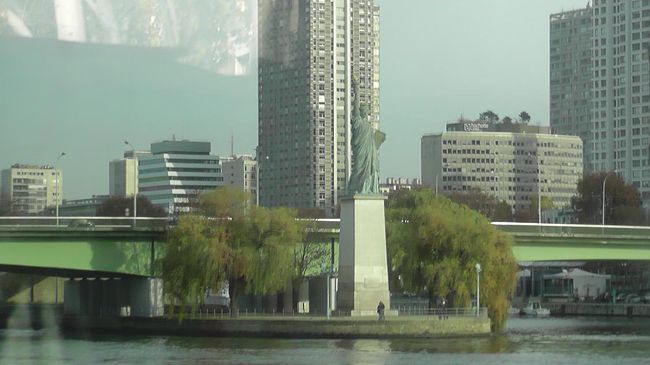 車窓観光。<br />パリの自由の女神は小さいです。