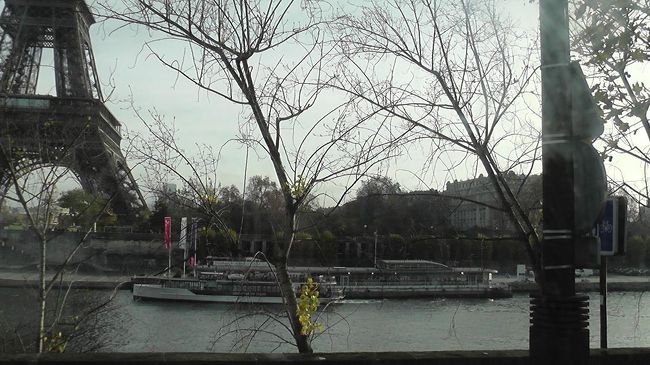 エッフェル塔の下、セーヌ川にはクルーズ船が停泊しています。<br />今回は乗れなかったので、今度暖かいときに訪れたときは乗ってみたいです。