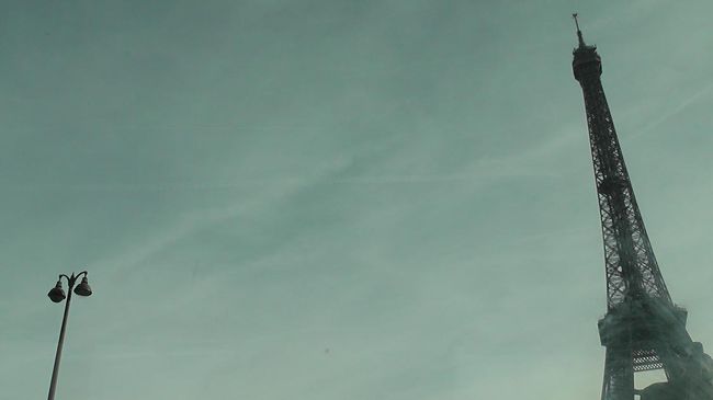 エッフェル塔前を通過。