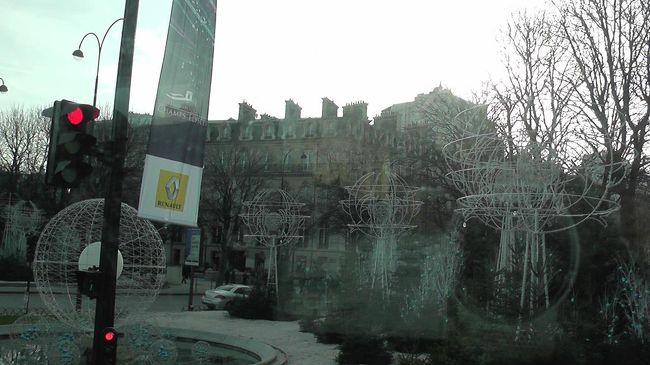 シャンゼリゼの、クリスマス用の装飾。昼ver。