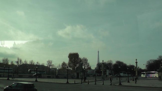 遠くにまた、エッフェル塔が。