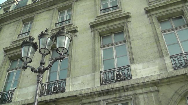 マドレーヌ寺院前を通ってオペラ地区へ。