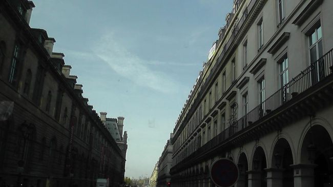 ルーブル前に到着。