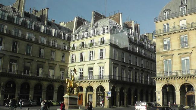 ピラミッド広場の黄金のジャンヌダルク像前を通過。