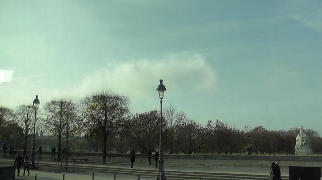 チュイルリー公園を横目に、地下駐車場へと入っていきます。<br />いよいよルーブル美術館の見学です。