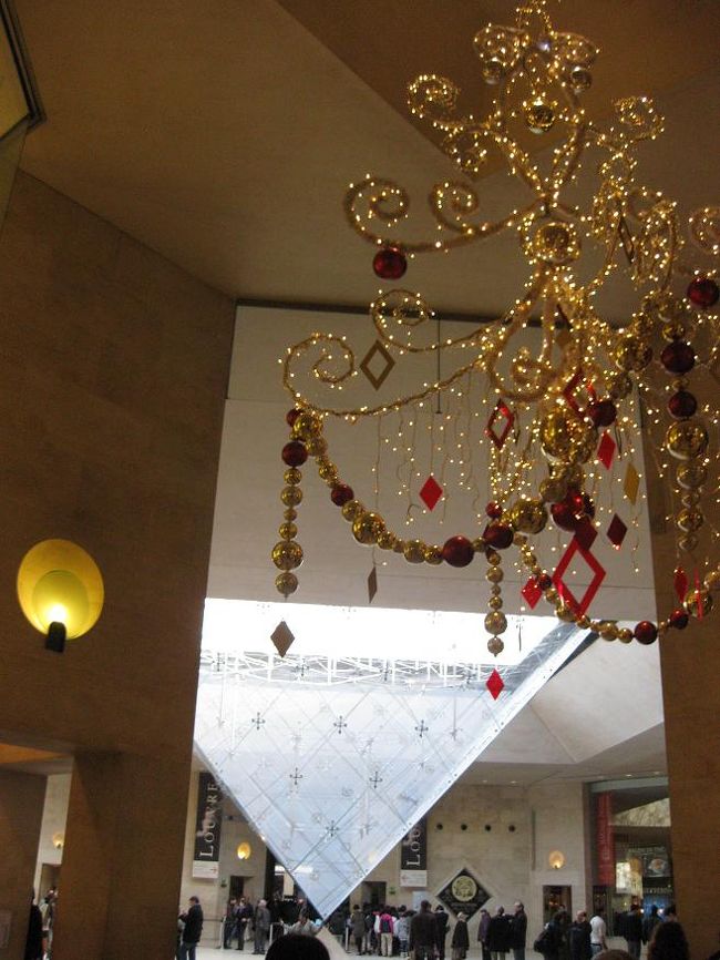 バスの駐車場から中に入ります。<br />一度戻ってこられることになったので、貴重品以外の不要な荷物は置いていくことができました。<br />中もクリスマスの飾り付けがしてあります。<br />その奥に…見えてきました。