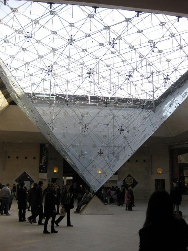 逆さピラミッド。<br />ダヴィンチコードでお馴染みですね。<br />撮影スポットとして大人気のようでした。