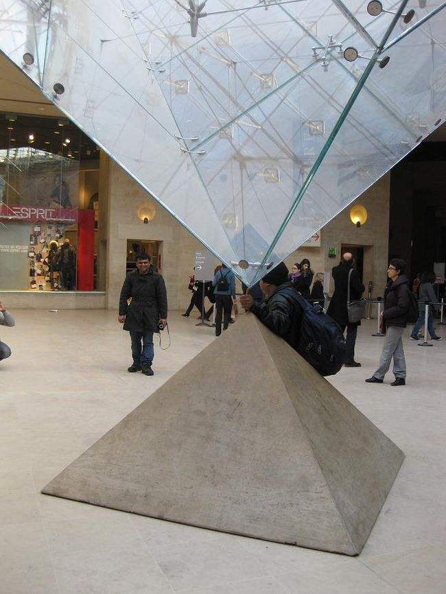 映画ではこの下に…ですね。<br />この近くにあるショップ付近でもうひとりのガイドさんと合流です。<br />大人数で周るのは禁じられているそうで、2つのグループに分かれました。<br /><br />見学前に、お手洗いに。<br />ものすごく混んでまして、ここで時間がかかりました。