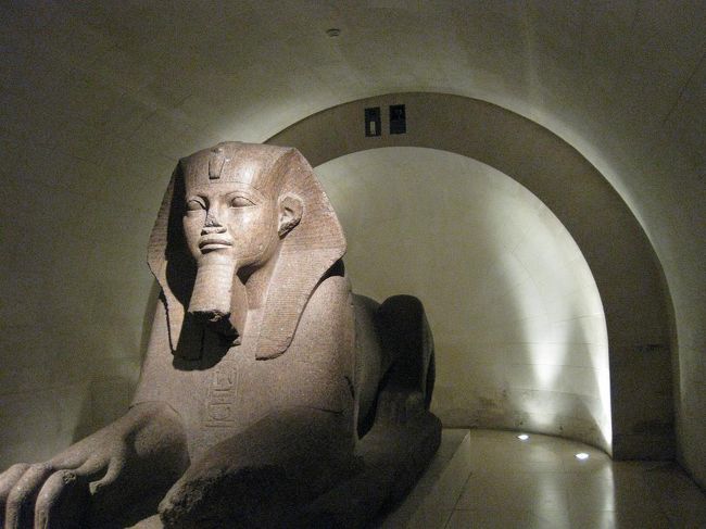 さて、ここからガイドさんの案内で主要美術品を見て行きます。<br />はぐれたら入口にさえ戻るのが不安なので、写真撮りながらもついていくのに必死です。<br />ガイドさん、足が速かった…。<br /><br />スフィンクスさんからスタート。