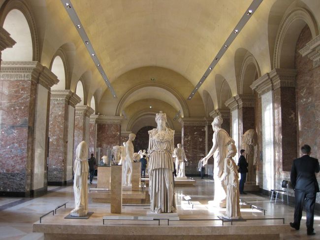 彫刻の部屋。<br />この奥に…