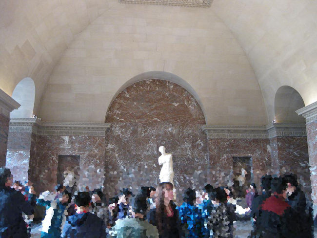 見えてきました、ミロのヴィーナス。<br />やっぱり周りには人がいっぱい。