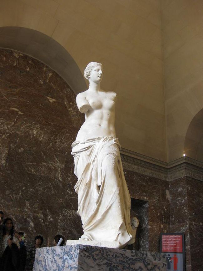 修復はあったにしろ、2000年以上前に造られたとは思えないほど美しいです。<br /><br />ここで、日本人の小学生らしき団体が撮影しているのを待ってあげたところ、「Thank you」と言われました。<br />あ、あれ、私日本人…<br />とも言えず、曖昧に笑っておきました…。