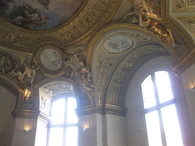 美術品だけではなく、建物自体も芸術品。<br />ベルサイユに引き続き、豪華。