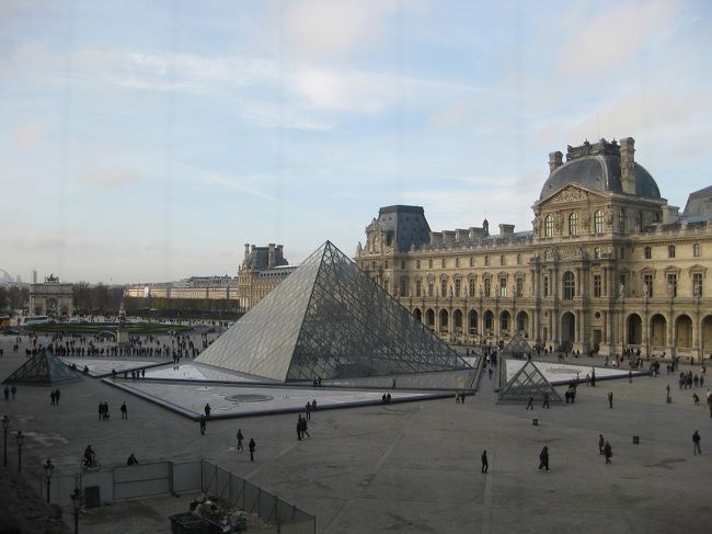 窓からピラミッドが見えました。<br />まだ入場待ちの列が長いです。