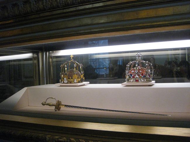 王冠と剣。<br />他にも宝石や食器など展示されていました。<br />どれもやっぱり豪華。