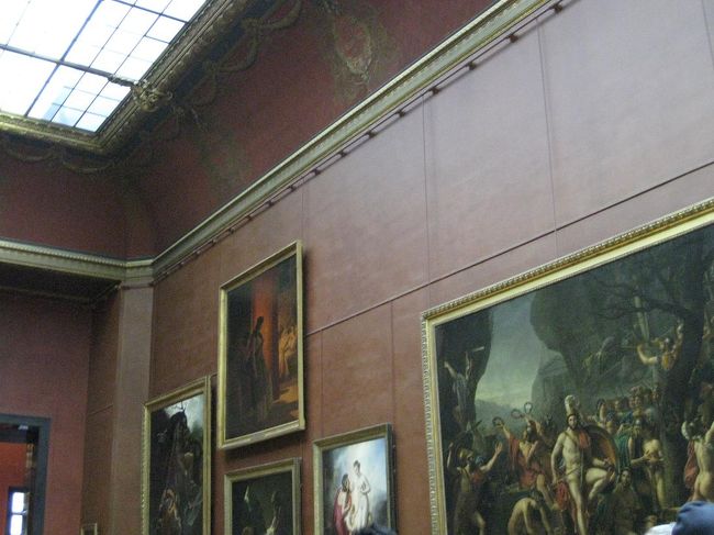 所狭しと並べられた絵画を飛ばして、次へ。