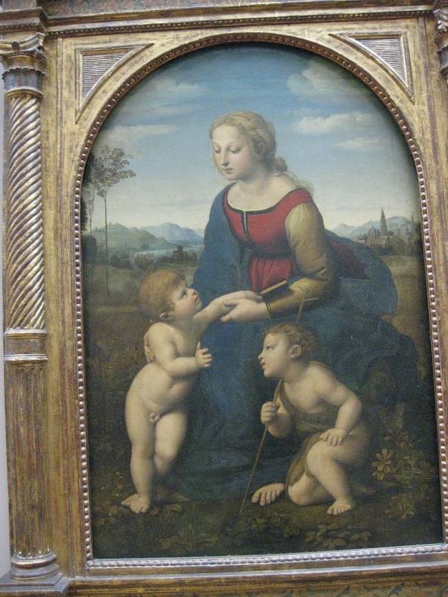 ラファエロの「美しき女庭師（聖母子と幼児聖ヨハネ）」。<br />急いで撮ったら曲がった…。<br />赤い服に青のベールは聖母マリアの印だそうです。