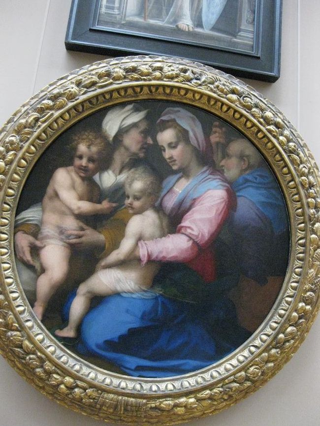 近くにあった、こちらも聖母子。<br />どなたのかはみられませんでした…。