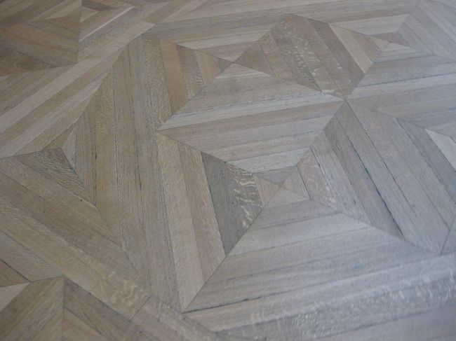 グランド・ギャラリーの寄木張りの床。<br />これもダヴィンチ・コードに出てましたね。<br />事前に読んだので、そういうのが気になってしまいます。