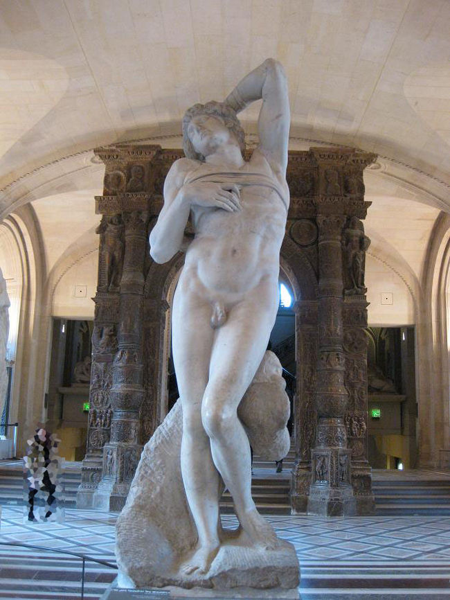 再び彫刻のコーナーへ。<br />ミケランジェロの「瀕死の奴隷」。<br />ここで模写している方がいました。