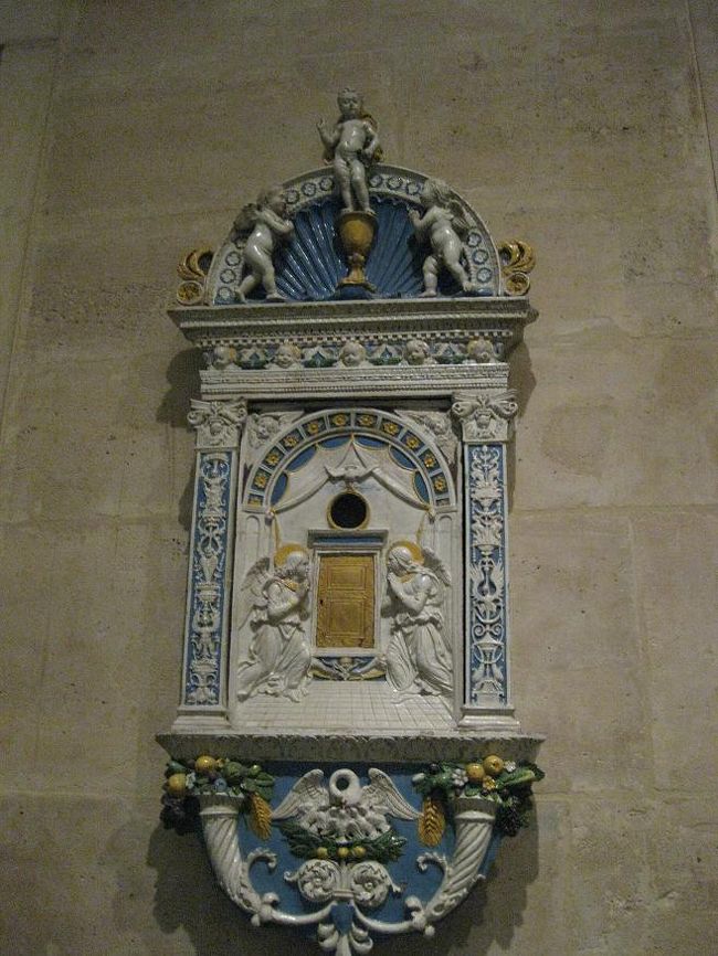 通りすがりに気になったもの。<br />陶器でしょうか。<br />色合いが綺麗です。<br />撮影していたらまた置いていかれそうになって慌てて追います。