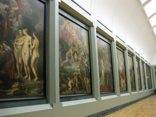 やってきたのはルーベンスのホールです。<br />ここには、連作「マリー・ド・メディシスの生涯」が展示されています。