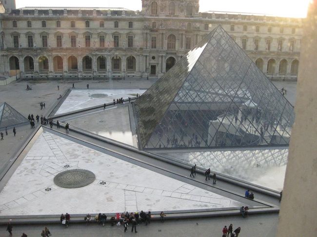 本当はフェルメールが見たくて、ガイドさんも捜してくださったのですが、なかったです。<br />出張中だったのでしょうか。<br />外を見ると、もう日が傾いてます。