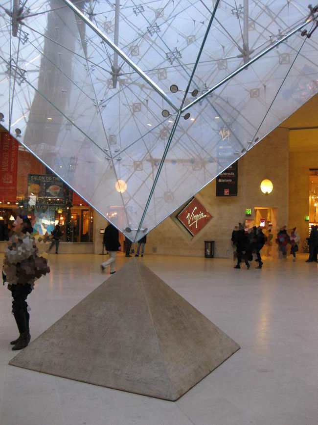 人が少なくなっていたので、最後にまた逆さピラミッドへ。<br />ここで、あとはフリーとなりますが、希望者のみ「My Bus」社の場所の確認&amp;地下鉄のチケット購入を添乗員さんが手伝ってくれるということで、私たちは残りました。<br />いったん、バスへと戻ります。