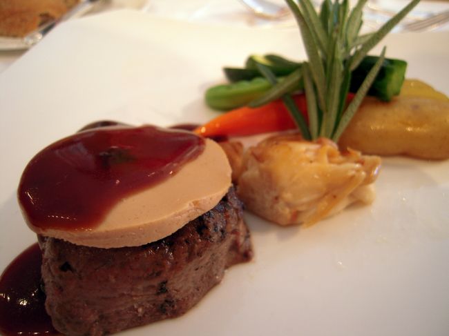 牛フィレミニヨンノ”ロッシーニ”<br />赤ワインデミグラスソースと共に<br /><br />でももちろんお肉も好き♪