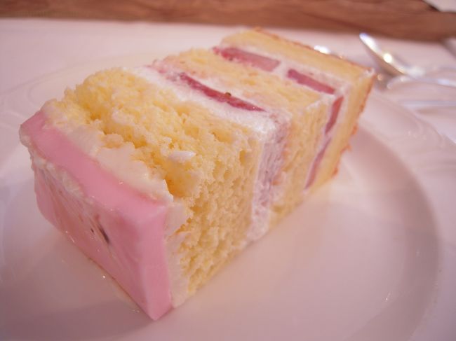 ケーキ入刀の時のケーキ。<br />中は普通のショートケーキ☆<br />外国のケーキって甘ったるーいイメージだけど、そんなことなくてむしろ普通においしかったな☆<br />マジパンは食べなかったけどｗ<br /><br />式はこれでおしまい。<br />途中写真撮ったりできたし、ちょっとゆったりしてて素敵なお式でした。ホント呼んでくれてありがとね（＊´▽｀＊）