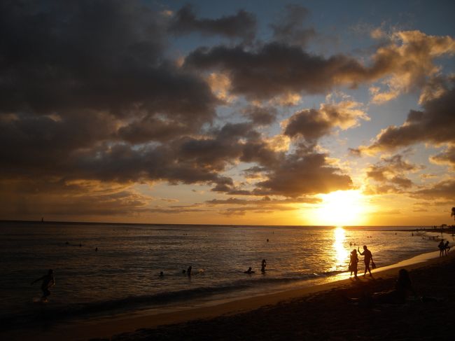 で、部屋に帰って一息つくと夕日のタイミングだったので夕日を取りにビーチへ！<br />きれい。。。<br />今回きれいな夕日写真を撮るのも目的の１つ。<br />目的達成〜♪