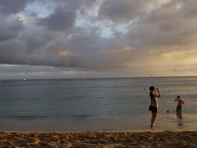 撮られてた（笑）<br />海を見ると足だけでも入りたくなるんだよね〜♪<br />うーん、足細くなりたい。。。<br /><br />これ、良く見ると遠くで雨降ってるじゃんΣ（゜Д゜;) 